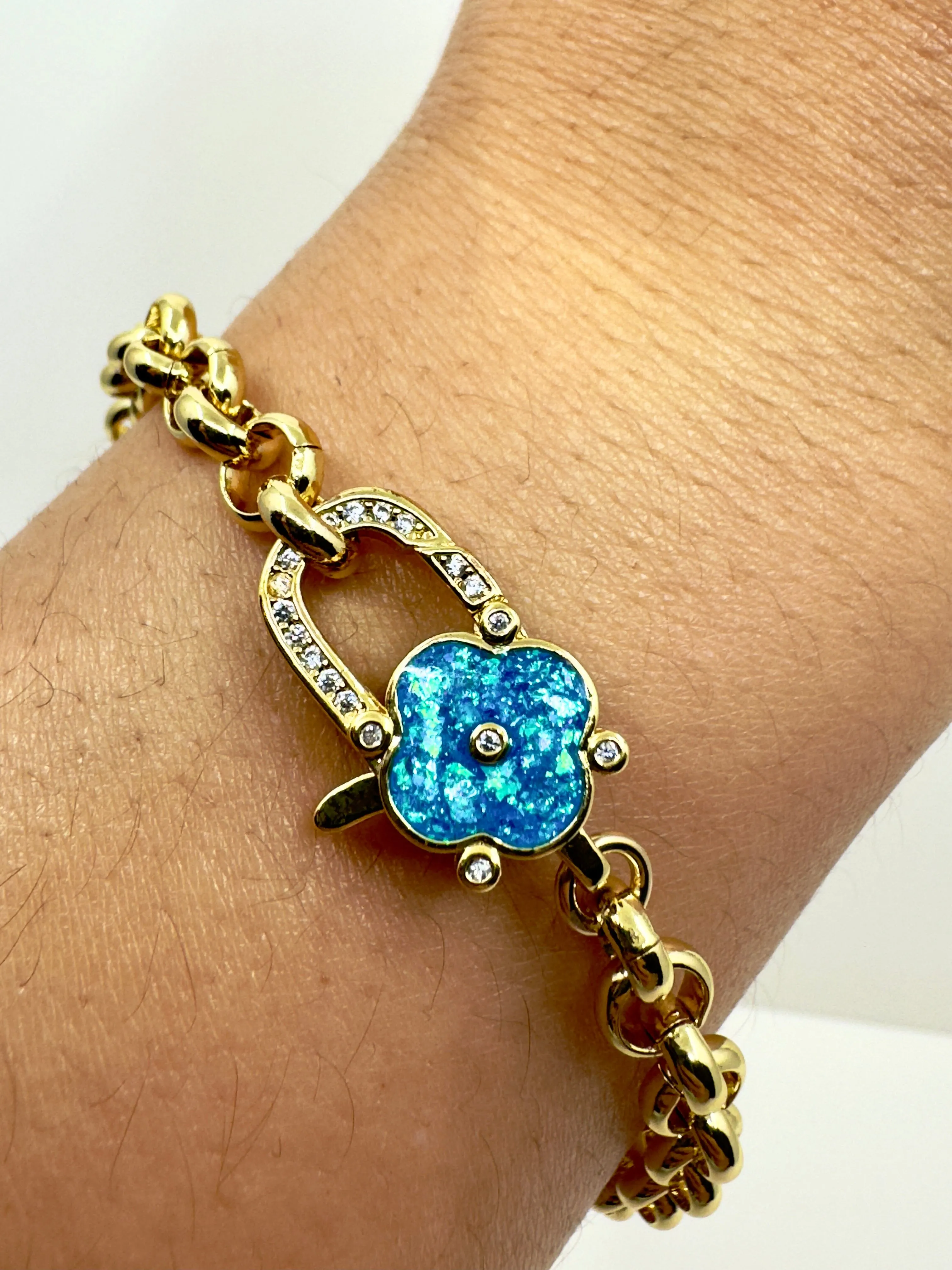 Rolo Chain & CZ Clover Clasp Bracelet: Blue (BCG4585B)